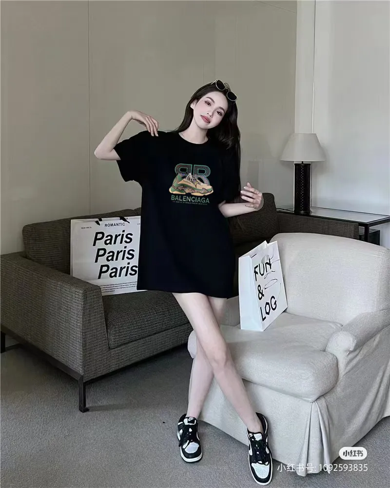 P80✨🔥 BALENCIAGA Paris sequined reflective letter printed short-sleeved T-shirt. Custom-woven and dyed 280g combed cotton heavyweight fabric. Zero color difference in threads. Perfect details. Differentiate from the current version on the market. Welcome to compare. Same Style for men and women. Must-sell in the picture above. Color: White Black Size: 1 2 3 4